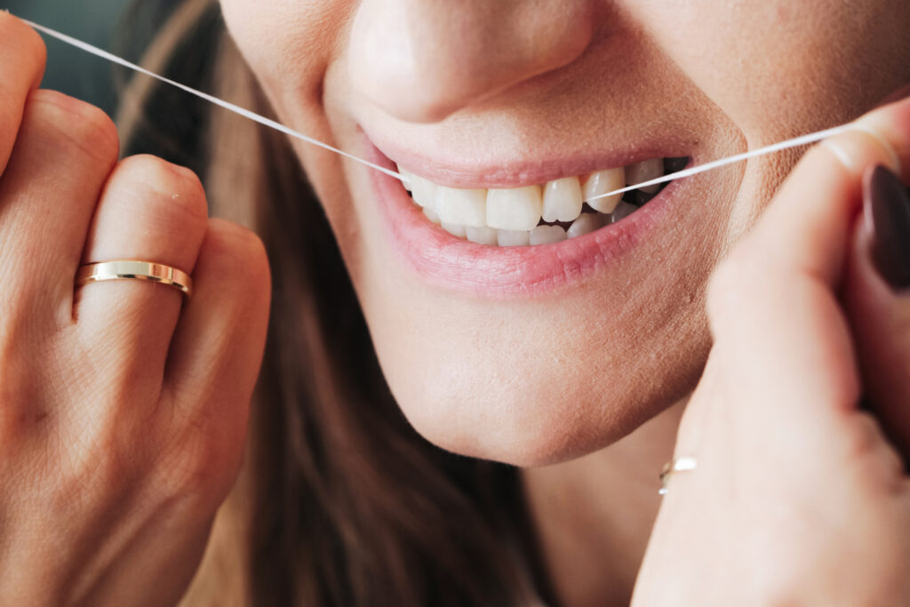 Cómo utilizar correctamente el hilo dental