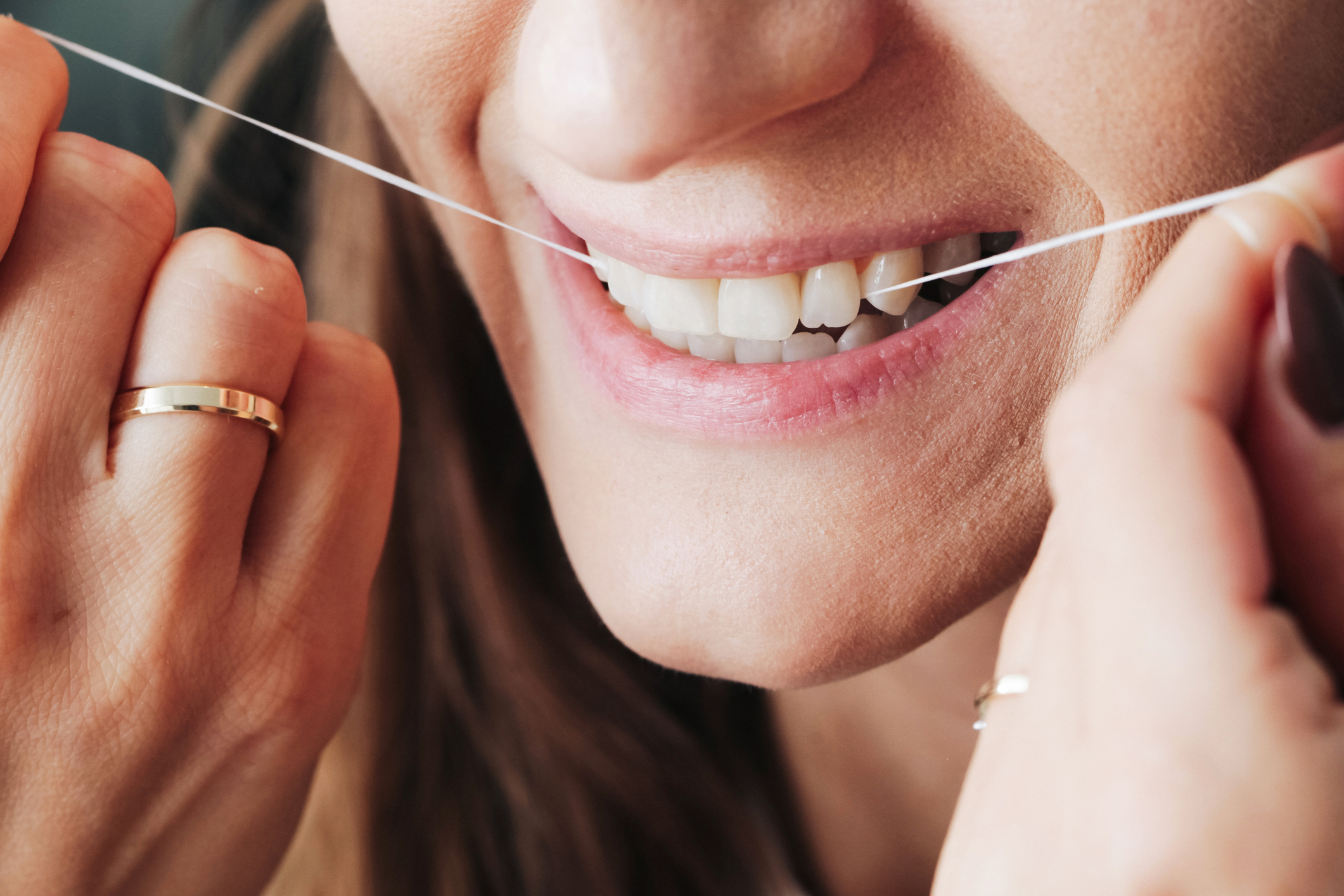 Cómo utilizar correctamente el hilo dental