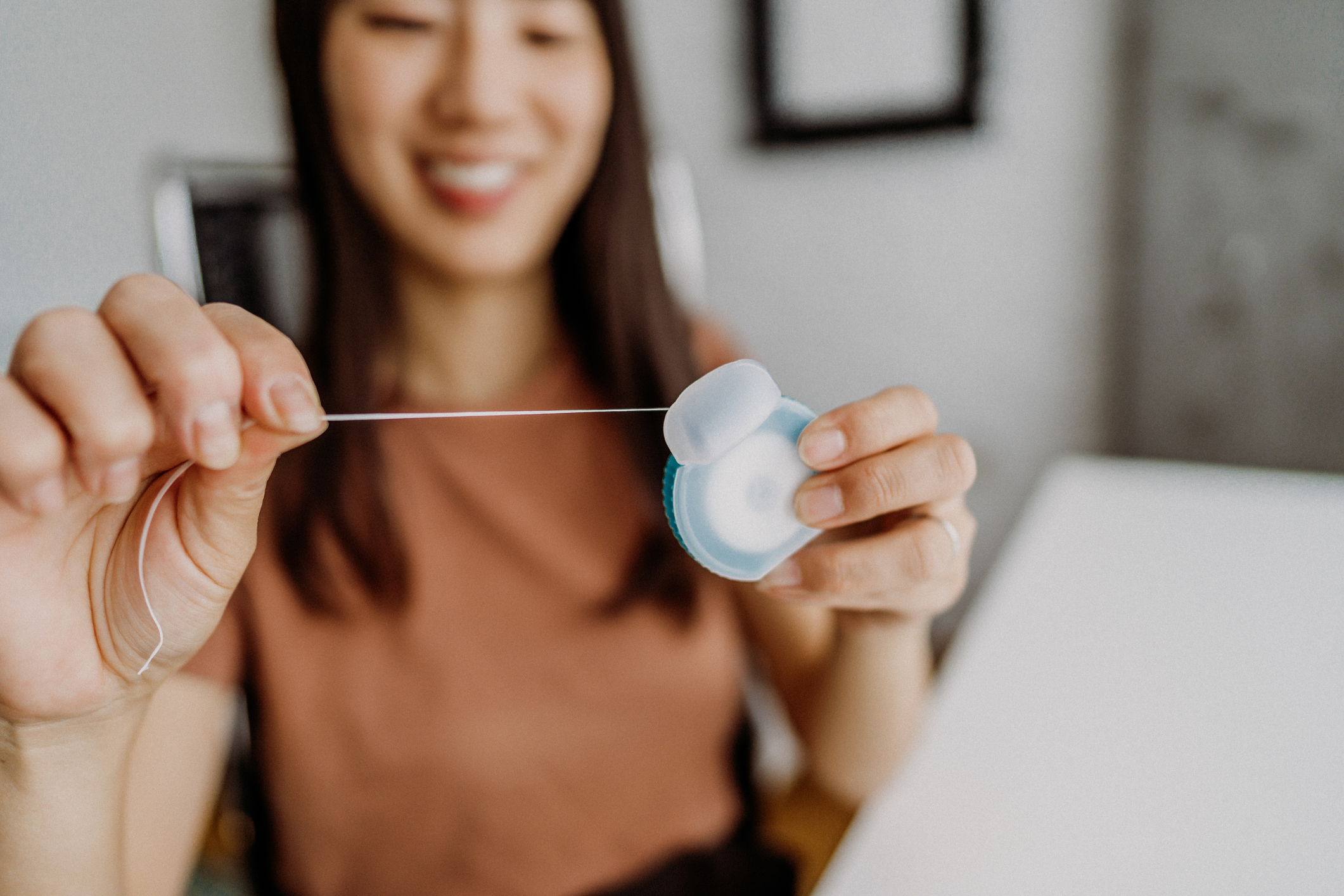 cómo usar el hilo dental correctamente
